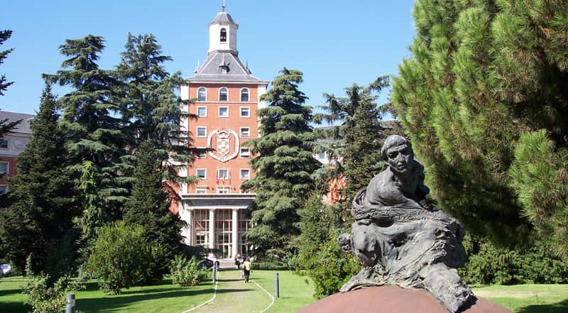 La propuesta de un capelln de la Complutense aprovechando el 50 aniversario de la muerte de Franco genera expectativas