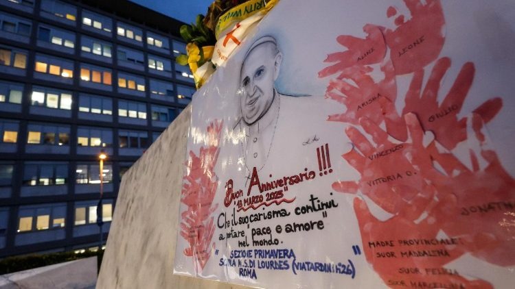 La salud del Papa sigue estacionaria en el da del doce aniversario de su pontificado