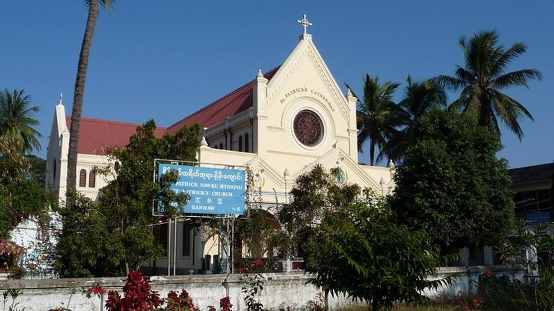 Incendio destruye la catedral de Banmaw en Myanmar en medio de operaciones militares