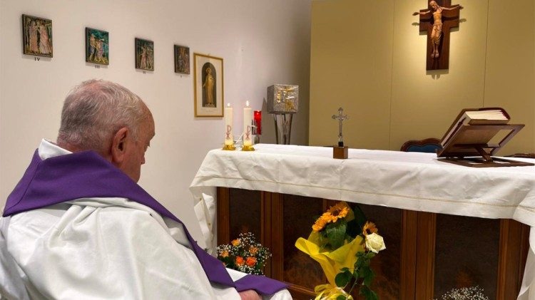 La Santa Sede publica la primera imagen del Papa en el Gemelli