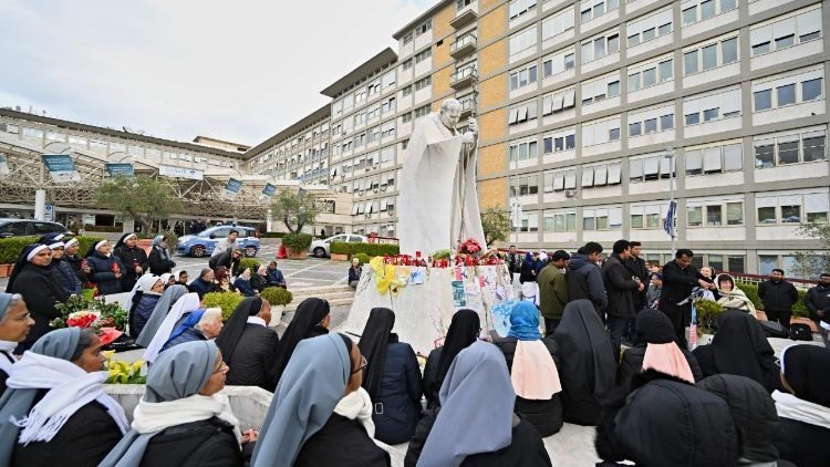 La situacin de salud del Papa permanece estable, con ligeras y graduales mejoras