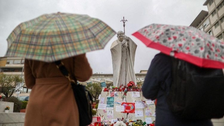 Una radiografa confirma la mejora del Papa dentro de la complejidad general de su salud