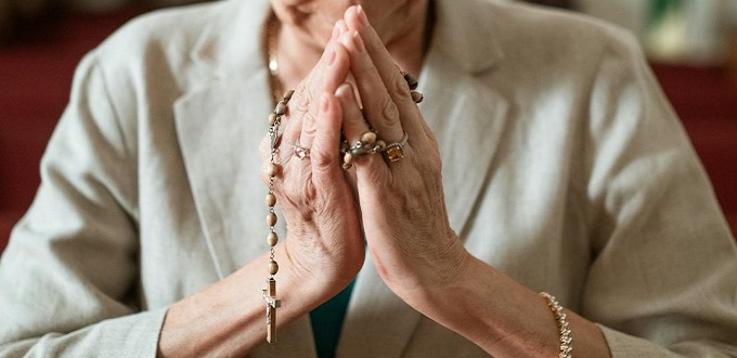 Fieles catlicos lanzan una cruzada del rosario para derrotar el proyecto de ley sobre el suicidio asistido