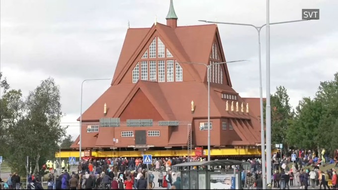 Trasladan entera una iglesia luterana de madera cinco kilmetros