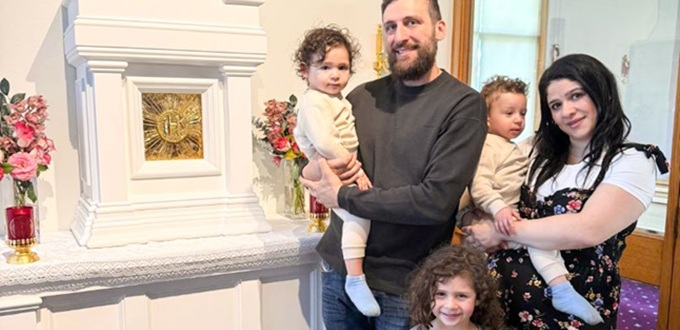 Un carpintero australiano construye un altar para su parroquia como ofrenda a Cristo