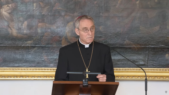 Ganswein valora positivamente las palabras del Papa sobre las bendiciones a parejas homosexuales