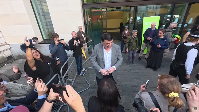 Reino Unido se ha convertido en un estado totalitario y policial que ejerce la censura