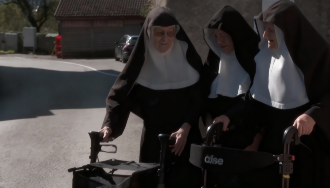 Tres monjas octogenarias austriacas salen de la residencia y vuelven a su antiguo monasterio