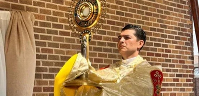 Una comunidad pobre de Texas pierde a su prroco por trabas migratorias