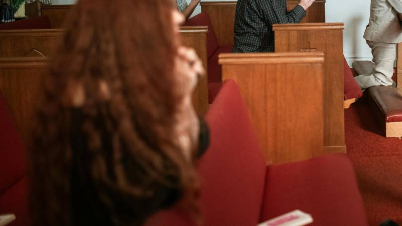 El obispo de San Bernardino restablece la genuflexin despus del Cordero de Dios hasta el comienzo de la Comunin