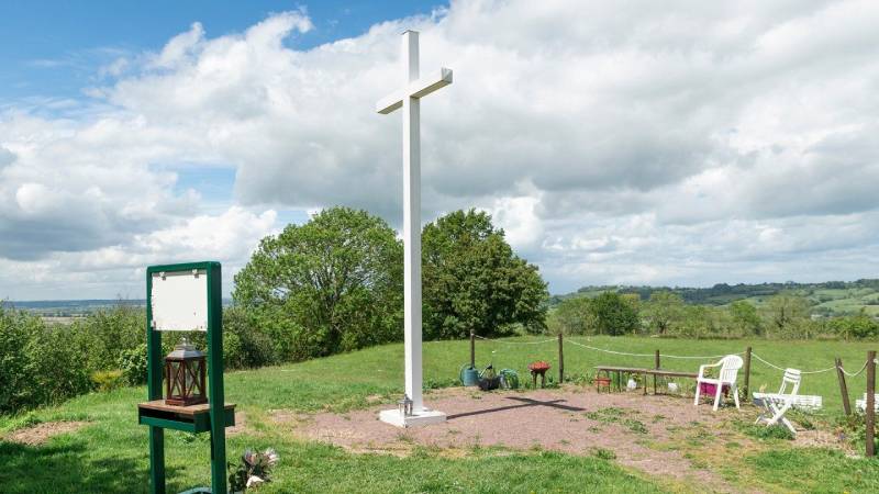 Doctrina de la Fe rechaza definitivamente las apariciones francesas que prometan una cruz salvadora de 738 metros