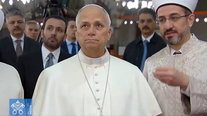 Len XIV declina rezar en la Mezquita Azul de Estambul