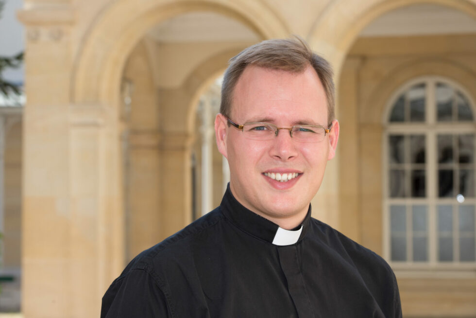 Qu piensan los sacerdotes franceses? Depende de la edad