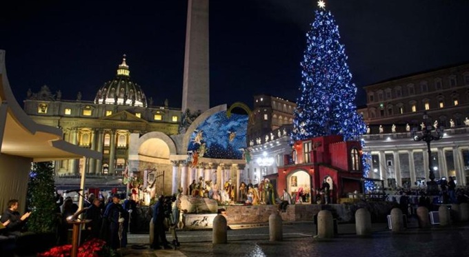 La Plaza de San Pedro se ilumina con el pesebre y el �rbol navide�o