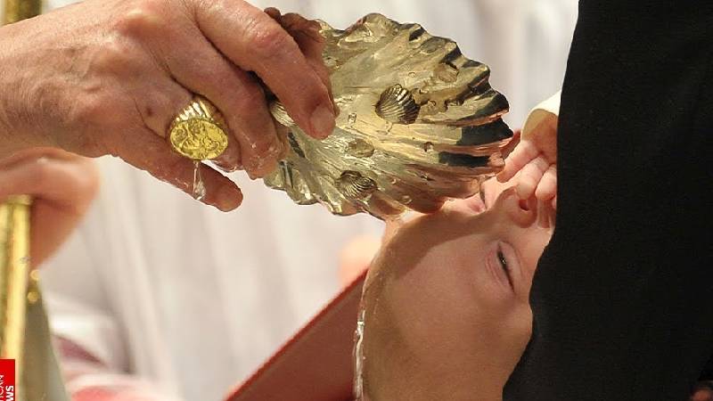 El Papa bautiza en la Capilla Sixtina: �de sus padres reciben la vida y hoy reciben el sentido para vivirla�