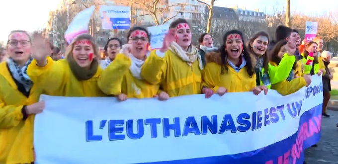 Miles de j�venes se movilizaron en Par�s para defender la vida frente al aborto y la eutanasia
