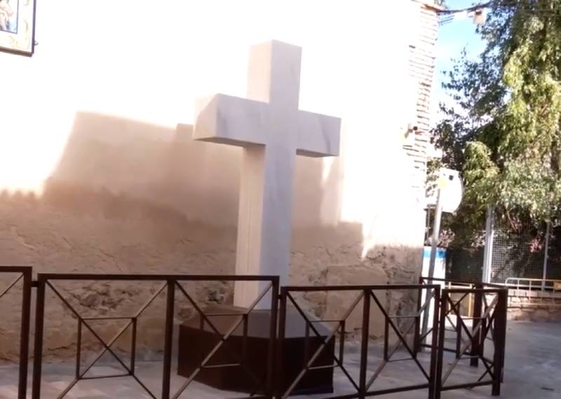 Ocho a�os despu�s, se vuelve a colocar la cruz de Callosa