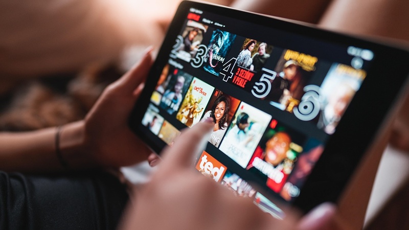 Netflix y la colonizaci�n moral de la infancia: cuando la pantalla educa m�s que los padres