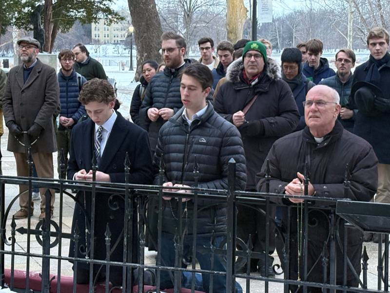 Mons. Rhoades celebra Misa y reza el Rosario en Notre Dame en rechazo al nombramiento de una profesora abortista