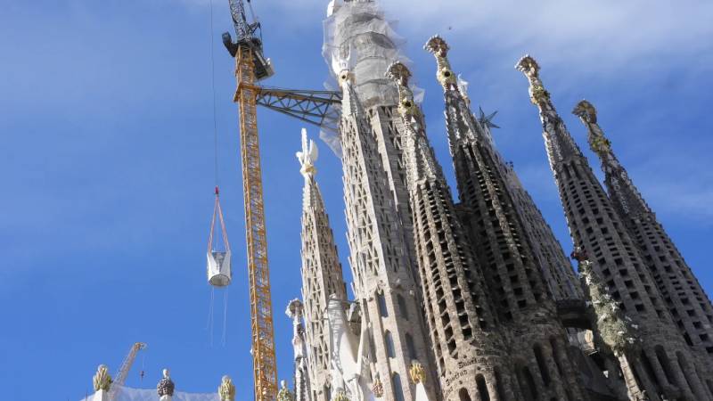 La Sagrada Fam�lia corona la Torre de Jesucristo y se convierte en la iglesia m�s alta del mundo