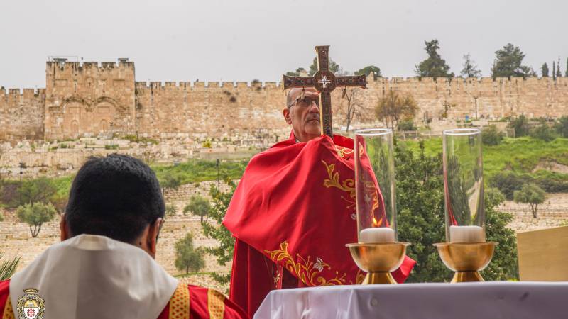Condena mundial a la acci�n israel� impidiendo que el Patriarca celebrase una misa privada en el Santo Sepulcro