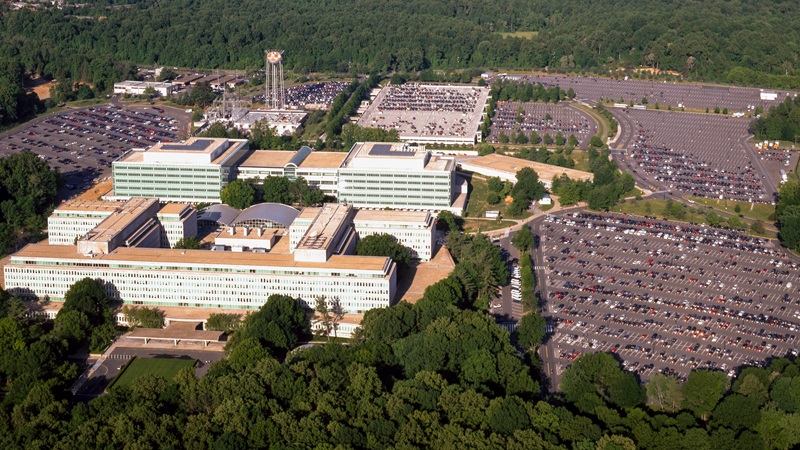 Un memorando filtrado revela que la CIA de Biden vincul� la maternidad tradicional y el hogar con el extremismo blanco