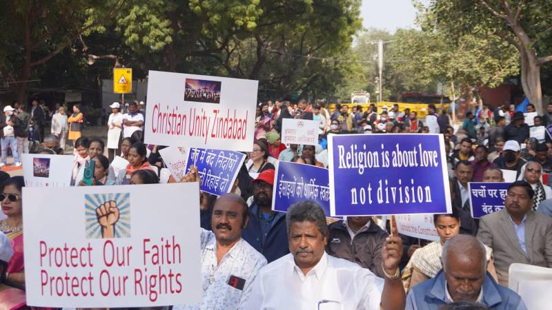 Dos estados indios aprueban leyes que obligan a notificar la conversi�n religiosa y penalizan la labor misionera