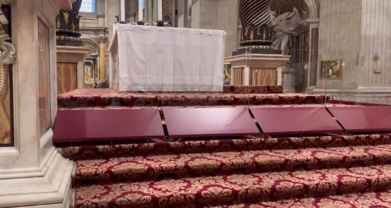 Barreras antiprofanaci�n rodean el altar en San Pedro