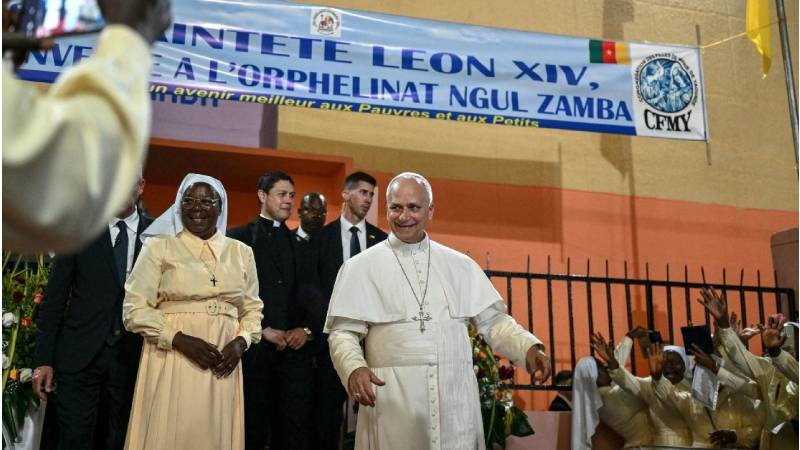 Le�n XIV, en su primer d�a en Camer�n, lanza un llamamiento contra la guerra y la corrupci�n y abraza a los hu�rfanos de Yaund�