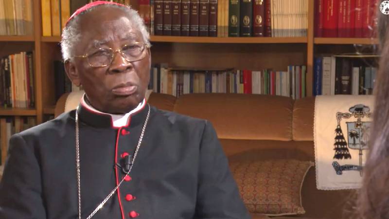 El Cardenal Arinze advierte de que los sacerdotes que alteran la Misa �da�an� a la Iglesia