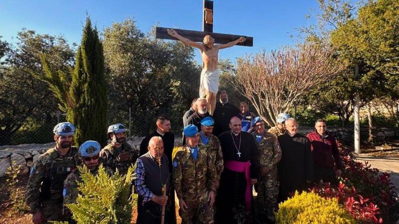 El Nuncio en el L�bano preside la instalaci�n del crucifijo restituido por las tropas italianas de la UNIFIL en Debel