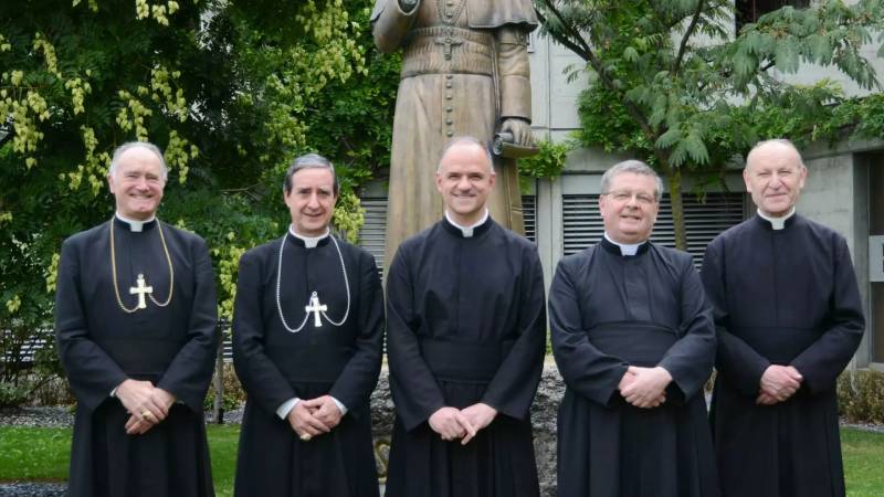 Te�logos en una publicaci�n de la Fraternidad de San Pedro contradicen la argumentaci�n can�nica de la FSSPX para justificar las consagraciones