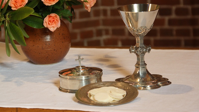 Roban la Eucarist�a y agreden a fieles durante la adoraci�n en S�bado Santo