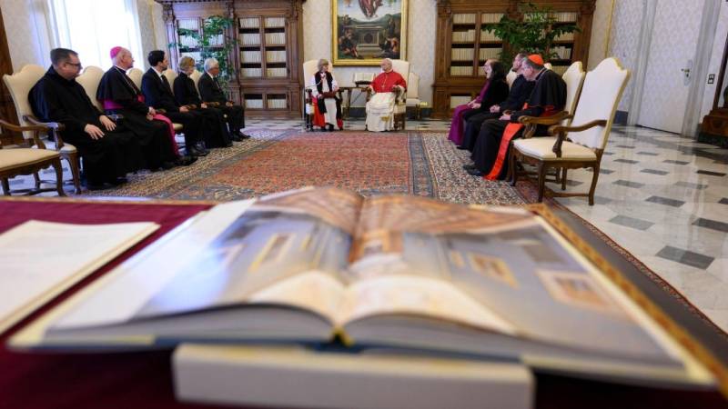 El Papa reconoce ante Sarah Mullally que �nuevos problemas� dificultan la comuni�n y que el anglicanismo est� dividido