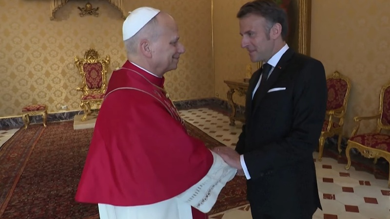 Macron se re�ne por primera vez con Le�n XIV y afirma que la acci�n por la paz �es un deber y una exigencia�