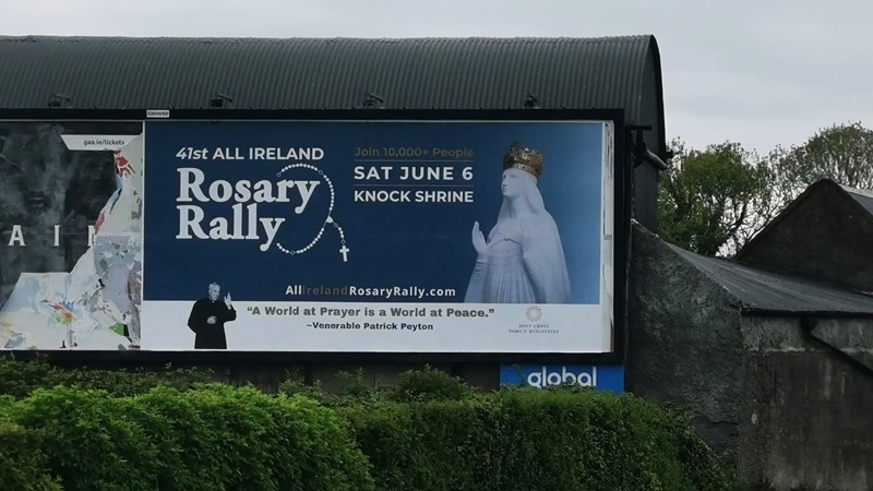 Cincuenta vallas publicitarias en toda Irlanda convocan a los fieles al mayor acto cat�lico del a�o: el Rosario de Knock