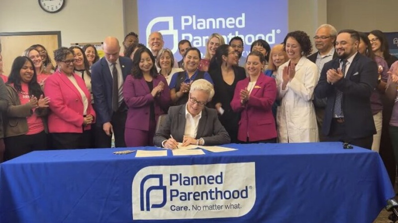 La gobernadora de Oreg�n firma la financiaci�n permanente de Planned Parenthood con dinero de los contribuyentes