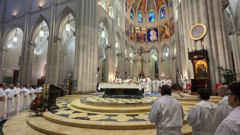 El Camino Neocatecumenal celebra sus 60 a�os en la Almudena con la bendici�n del Papa Le�n XIV