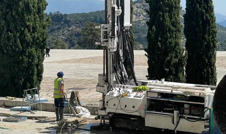 Las perforadoras entran en el Valle de los Ca�dos aprovechando el cierre del lunes y el discurso papal en el Congreso