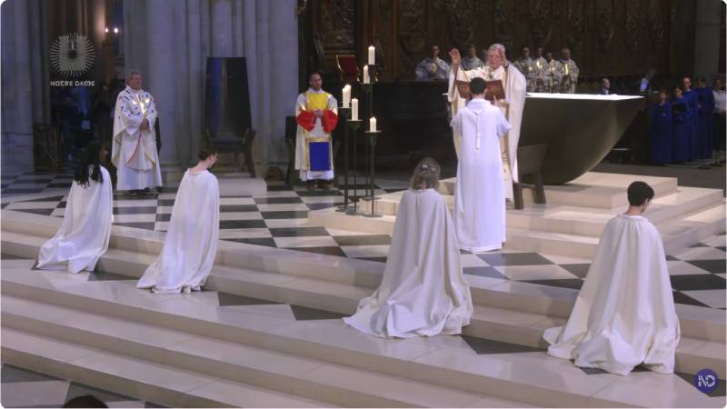 Notre-Dame de Par�s acoge la consagraci�n de cuatro mujeres en el �Ordo Virginum�