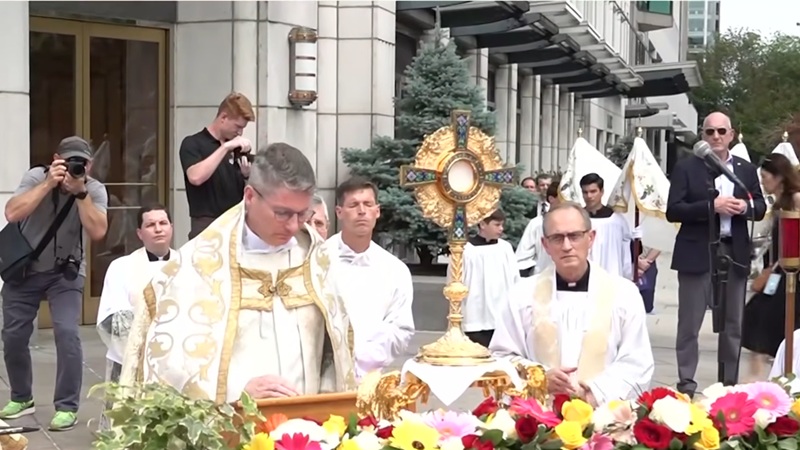 M�s de mil cat�licos escoltan el Sant�simo Sacramento por las calles de Washington, frente a la Casa Blanca