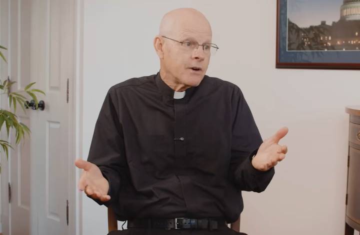 Exorcista de Washington destituido por decir que los ovnis son demonios