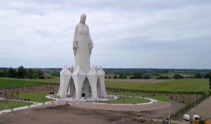 Polonia inaugurar� la estatua mariana m�s alta de Europa