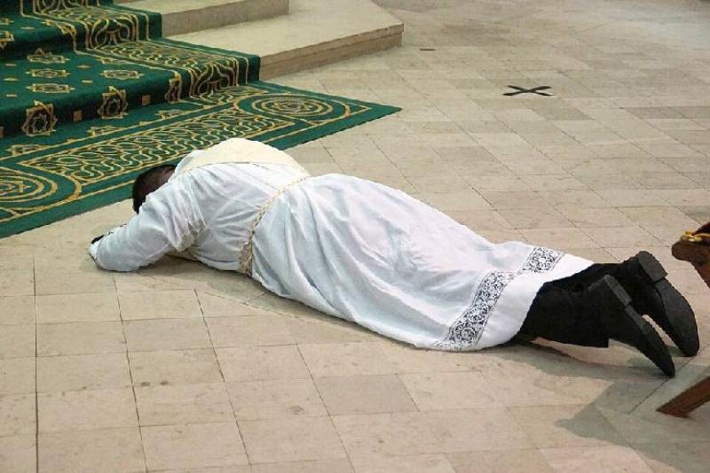 N�mero de sacerdotes baja en el mundo, pero m�s despacio