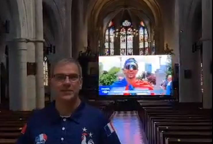 P�rroco convoca a ver el partido Francia-Noruega en la iglesia