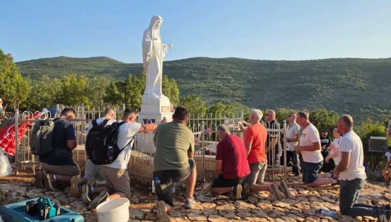 La imagen de la Virgen de Medjugorje restaurada en un solo d�a tras la profanaci�n.