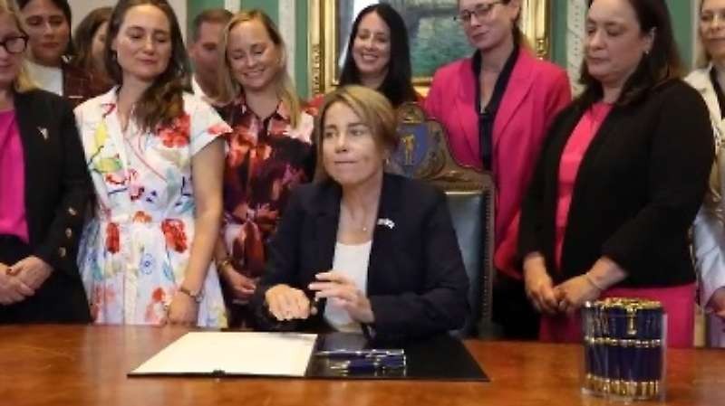 Piden la excomuni�n para la �cat�lica� firmante de la ley del aborto sin l�mites de Massachusetts