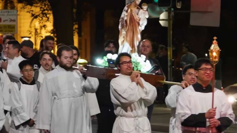Paternidad, sacrificio y rosario: la peregrinaci�n masculina que transforma la noche de S�dney