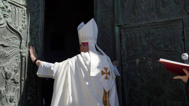 El arzobispo de Toledo abre la Puerta Santa de Guadalupe y pide la implicaci�n de todas las di�cesis de Espa�a