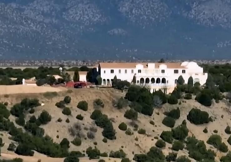 Nuevos due�os cat�licos exorcizan el rancho de Epstein